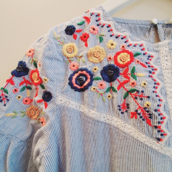 Zara seersucker stripes in blue and white with floral embroidery details - Picture 5 of 8